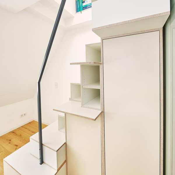 radix - Hart46 - Raumspartreppe mit Kleiderschrank, Multiplex Birke filmbeschichtet, Dekorspan Champagner, Handlauf Stahl, Schiebetür Glas satiniert – WERKZEG Design Preis 2021 (Silber) radix - Hart46 - Raumspartreppe mit Kleiderschrank, Multiplex Birke filmbeschichtet, Dekorspan Champagner, Handlauf Stahl, Schiebetür Glas satiniert – WERKZEG Design Preis 2021 (Silber) 4