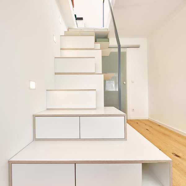 radix - Hart46 - Raumspartreppe mit Kleiderschrank, Multiplex Birke filmbeschichtet, Dekorspan Champagner, Handlauf Stahl, Schiebetür Glas satiniert – WERKZEG Design Preis 2021 (Silber) radix - Hart46 - Raumspartreppe mit Kleiderschrank, Multiplex Birke filmbeschichtet, Dekorspan Champagner, Handlauf Stahl, Schiebetür Glas satiniert – WERKZEG Design Preis 2021 (Silber) 3