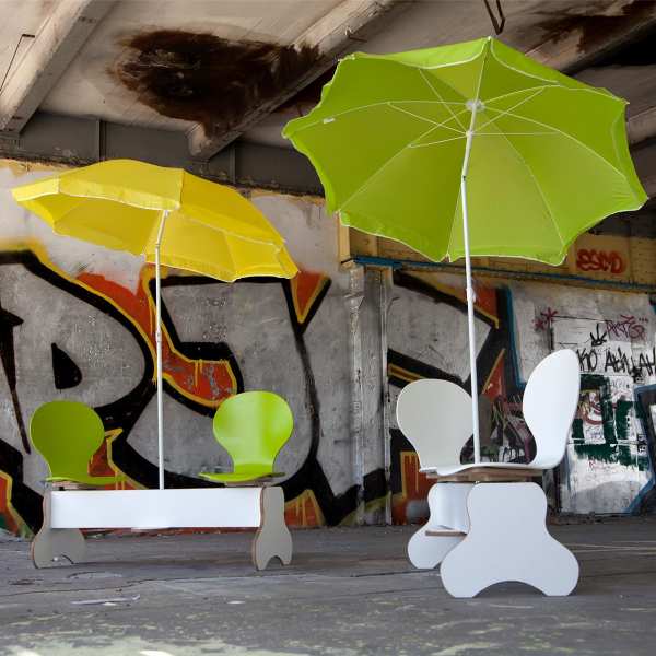 .radix | Helga hinsetzen | Formsperrholz Sitzschalen drehbar auf Untergestell aus Multiplex filmbeschichtet an Sonnenschirm .radix | Helga hinsetzen | Formsperrholz Sitzschalen drehbar auf Untergestell aus Multiplex filmbeschichtet an Sonnenschirm 1