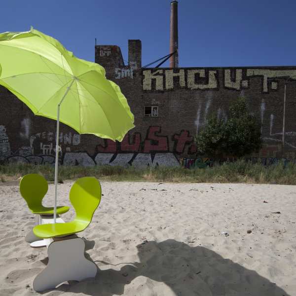 .radix | Helga hinsetzen | Formsperrholz Sitzschalen drehbar auf Untergestell aus Multiplex filmbeschichtet an Sonnenschirm .radix | Helga hinsetzen | Formsperrholz Sitzschalen drehbar auf Untergestell aus Multiplex filmbeschichtet an Sonnenschirm 2