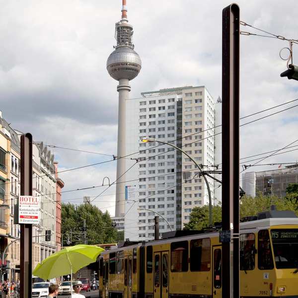 .radix | Helga hinsetzen | Formsperrholz Sitzschalen drehbar auf Untergestell aus Multiplex filmbeschichtet an Sonnenschirm .radix | Helga hinsetzen | Formsperrholz Sitzschalen drehbar auf Untergestell aus Multiplex filmbeschichtet an Sonnenschirm 4