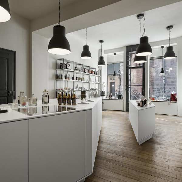 .radix | Heimat Heidelberg | Schräge Geschäftseinrichtung in MDF weiß lackiert .radix | Heimat Heidelberg | Schräge Geschäftseinrichtung in MDF weiß lackiert 2