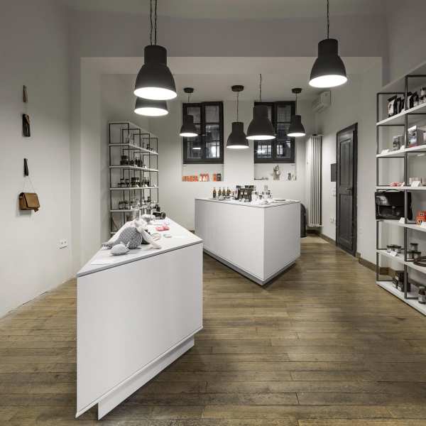 .radix | Heimat Heidelberg | Schräge Geschäftseinrichtung in MDF weiß lackiert .radix | Heimat Heidelberg | Schräge Geschäftseinrichtung in MDF weiß lackiert 1