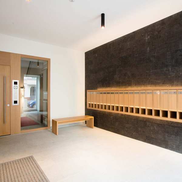 .radix | Pestalozzi | Briefkastenanlage, Eichenfurnier an zementgebundener Spanplatte mit LED-Beleuchtung .radix | Pestalozzi | Briefkastenanlage, Eichenfurnier an zementgebundener Spanplatte mit LED-Beleuchtung 2