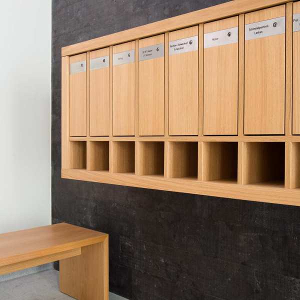 .radix | Pestalozzi | Briefkastenanlage, Eichenfurnier an zementgebundener Spanplatte mit LED-Beleuchtung .radix | Pestalozzi | Briefkastenanlage, Eichenfurnier an zementgebundener Spanplatte mit LED-Beleuchtung
