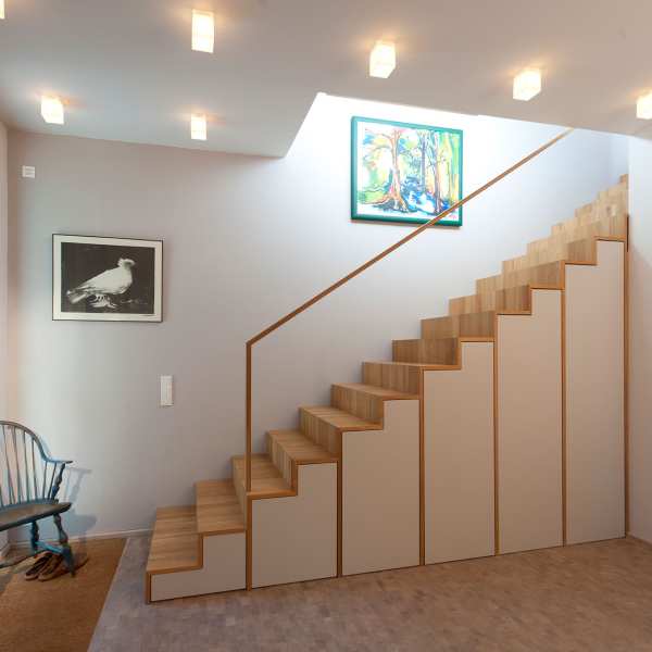 radix | Aka23 | Geschosstreppenschrank in Eiche massiv mit lackierten Fronten radix | Aka23 | Geschosstreppenschrank in Eiche massiv mit lackierten Fronten 1