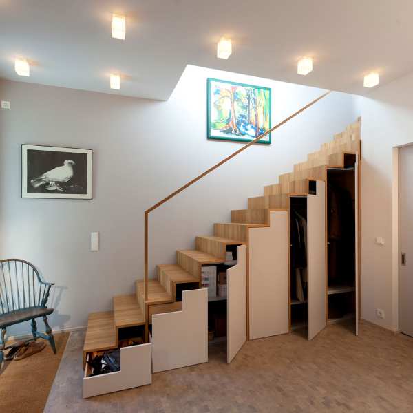 radix | Aka23 | Geschosstreppenschrank in Eiche massiv mit lackierten Fronten radix | Aka23 | Geschosstreppenschrank in Eiche massiv mit lackierten Fronten 2