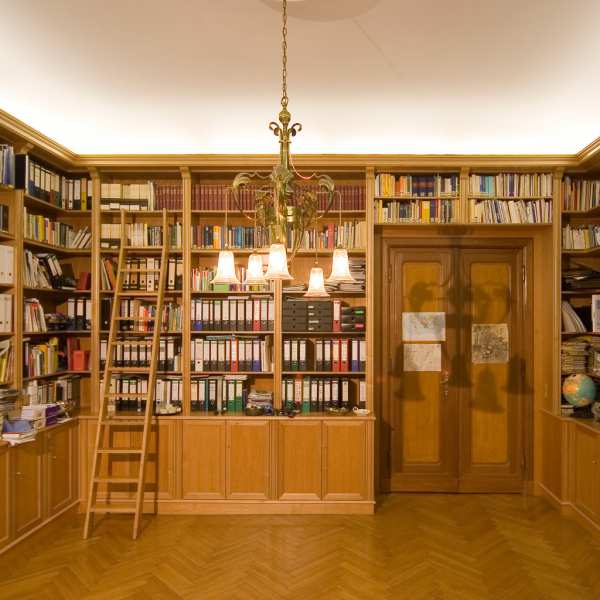 .radix | Drake | Arbeitszimmer und Bibliothek in Erle massiv .radix | Drake | Arbeitszimmer und Bibliothek in Erle massiv 1
