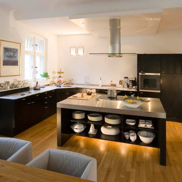 .radix | Her9 | Amerikanische Küche, Esche schwarz lackiert und Arbeitsflächen aus Edelstahl und Marmor .radix | Her9 | Amerikanische Küche, Esche schwarz lackiert und Arbeitsflächen aus Edelstahl und Marmor