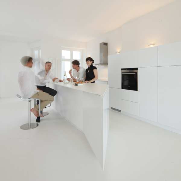 .radix | Vet | schräge Designerküche in MDF (lackiert) und Corian .radix | Vet | schräge Designerküche in MDF (lackiert) und Corian 1