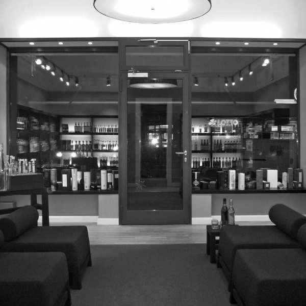 .radix | Cla333 | Geschäftseinrichtung, Weinregal in MDF lackiert mit Beleuchtung und Polstermöbel in Thermo-Esche und Kvadrat Stoffe .radix | Cla333 | Geschäftseinrichtung, Weinregal in MDF lackiert mit Beleuchtung und Polstermöbel in Thermo-Esche und Kvadrat Stoffe 1