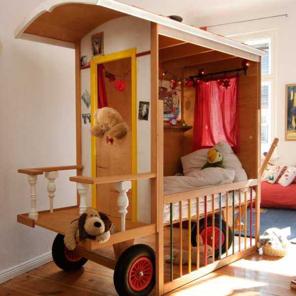 .radix | Zirkuswagen | Treppenstäbe, Birke Tischlerplatte, Buche massivholz, Sperrholz teils farbig mit Öl und Wachs behandelt .radix | Zirkuswagen | Treppenstäbe, Birke Tischlerplatte, Buche massivholz, Sperrholz teils farbig mit Öl und Wachs behandelt 1