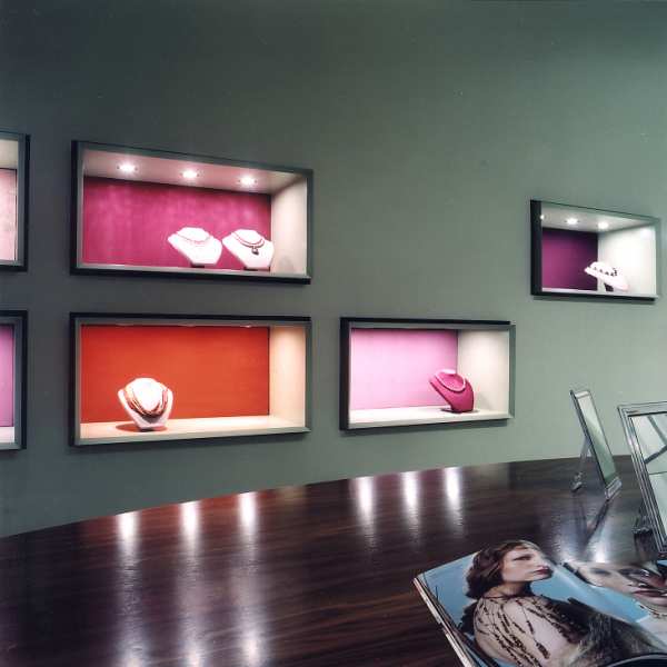 .radix | Ble52 | Einrichtung Verkaufsraum für Modeschmuck in Nussbaum furniert, Vitrinen in MDF lackiert mit Beleuchtung .radix | Ble52 | Einrichtung Verkaufsraum für Modeschmuck in Nussbaum furniert, Vitrinen in MDF lackiert mit Beleuchtung 2